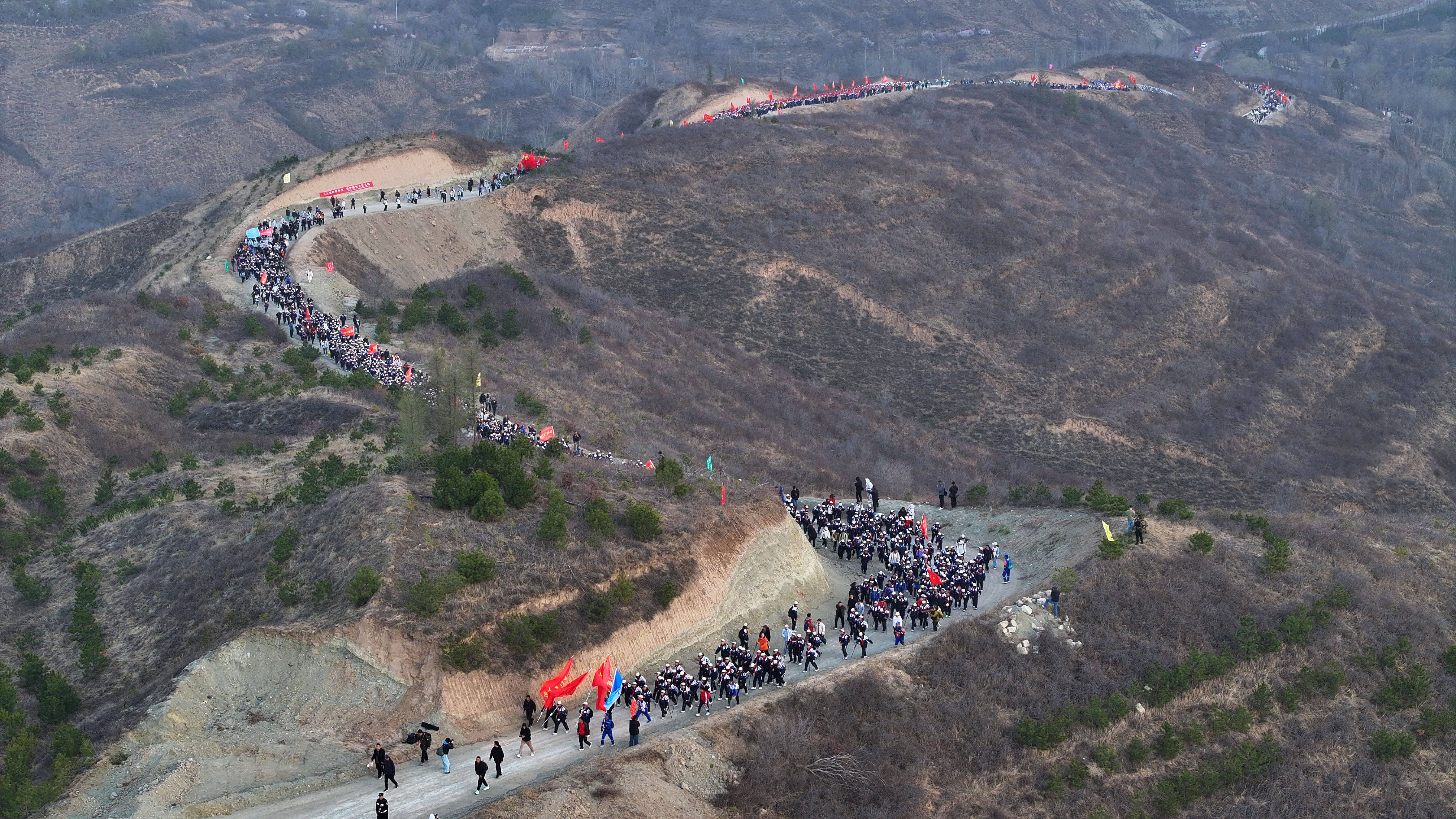 徒步百里祭英烈
