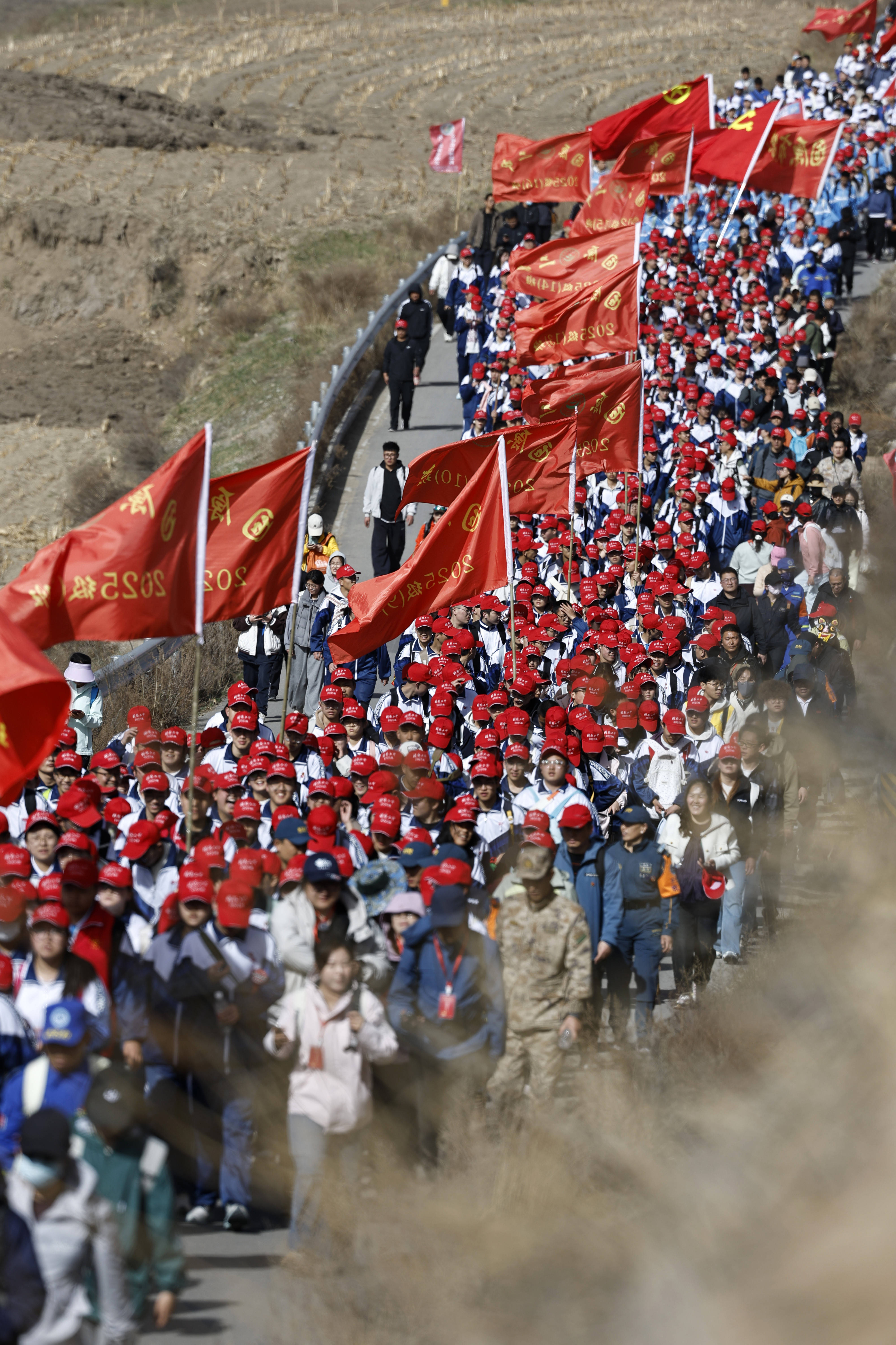 徒步百里祭英烈
